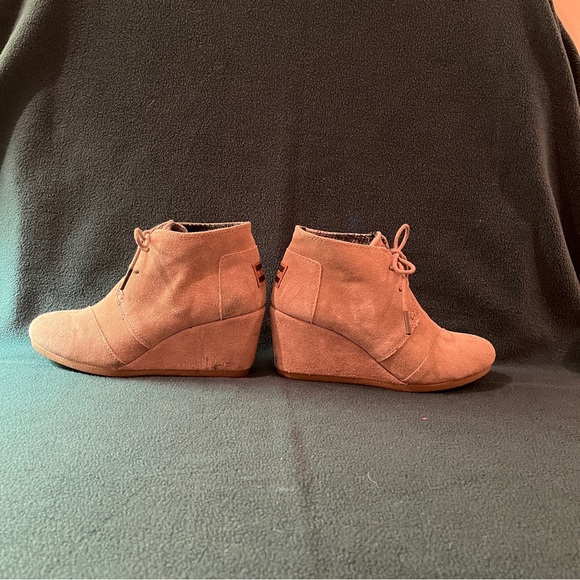 Toms Women's Desert Wedge Taupe Suede Booties - Size 6 - Picture 8 of 14